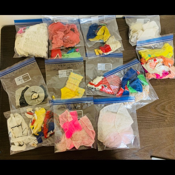 VINTAGE 1960S Mattel Barbie lot with accessories and complete outfit sets!! - Picture 5 of 12